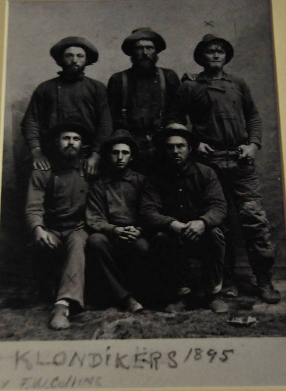Garimpeiros da época da Corrida do Ouro, em Dawson City, no Yukon Territory, noroeste do Canadá